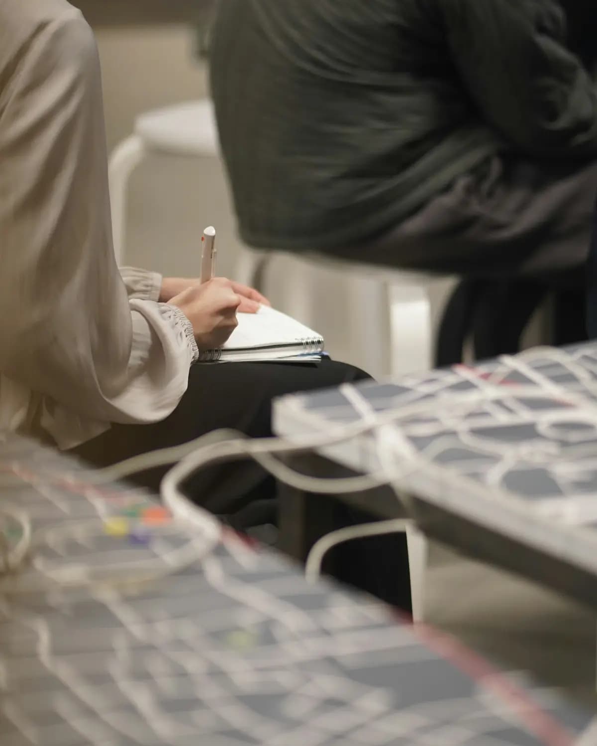 Une participante prend des notes pendant une formation