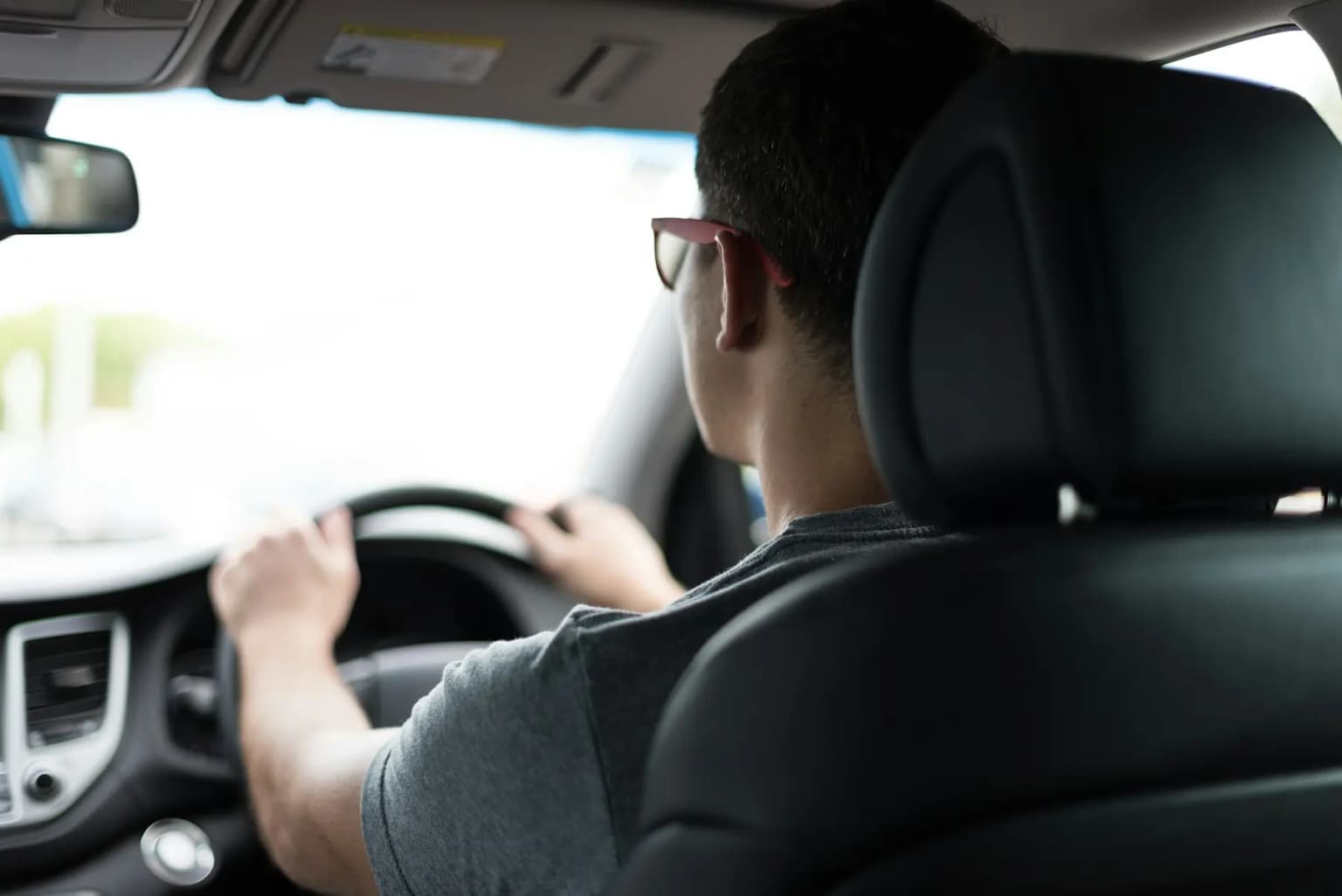 Un conducteur en situation de conduite