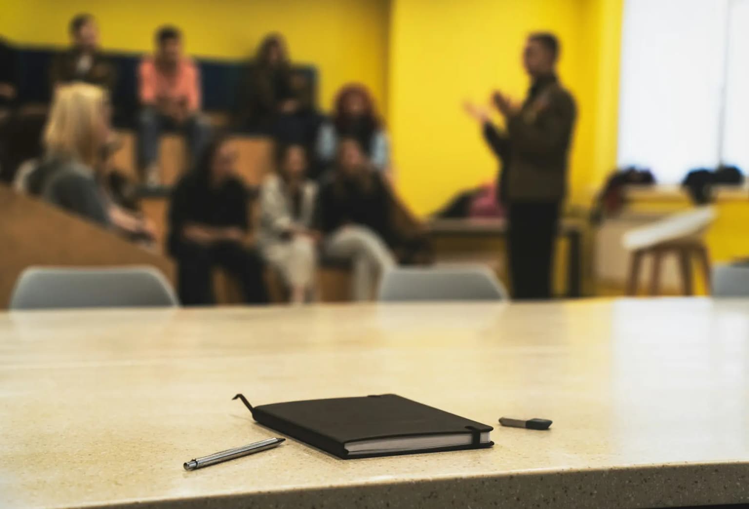 Une session de formation avec un carnet au premier plan